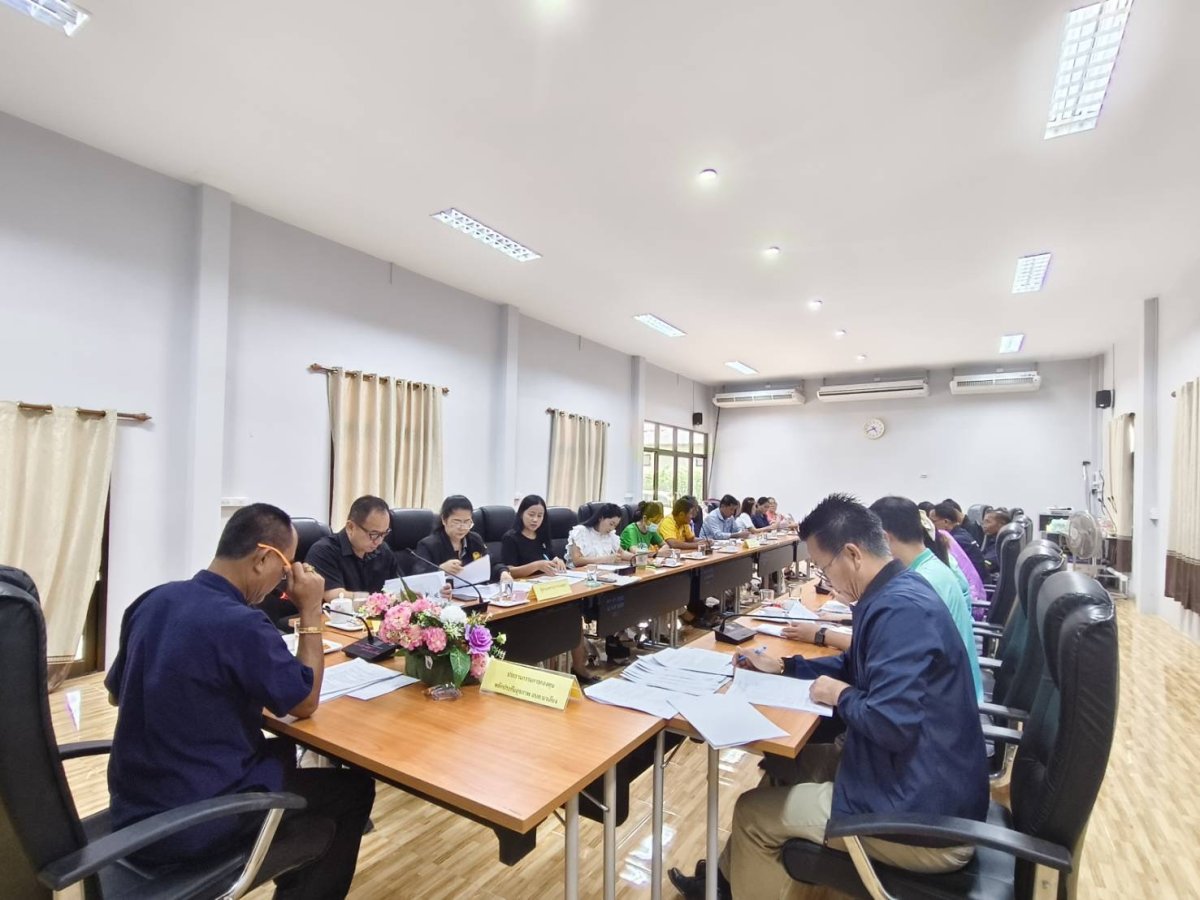 วันพฤหัสบดี ที่9 เมษายน 2569 เวลา 09.00 น. องค์การบริหารส่วนตำบลนาเลียง นำโดยนายสมพงษ์ ไชยศรี นายกองค์การบริหารส่วนตำบลนาเลียง และคณะกรรมกองทุนหลักประกันสุขภาพ อบต.นาเลียง จัดประชุมคณะกรรมการกองทุนหลักประกันสุขภาพ อบต.นาเลียง อำเภอนาแก จังหวัดนครพนม ครั้งที่1/2569 ณ ห้องประชุมองค์การบริหารส่วนตำบลนาเลียง