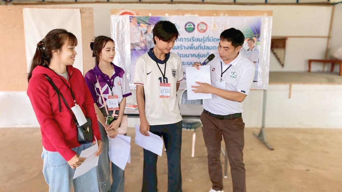 ในวันที่ 23 เดือน สิงหาคม พ.ศ.2568 เวลา 09.00 น. นำโดย รองปลัดองค์การบริหารส่วนตำบลนาเลียง กำนันตำบลนาเลียง ส.อบต. ผู้ใหญ่บ้านและผอ.กองสวัสดิการเทศบาลตำบลพระซอง โดยงานพัฒนาสังคมองค์การบริหารส่วนตำบลนาเลียง ได้ดำเนินตามโครงการศึกษาดูงานการจัดการการเรียนรู้ที่ยืดหยุ่นเพื่อสร้างพื้นที่ปลอดภัยสำหรับการพัฒนากลุ่มเด็กและเยาวชนนอกระบบการศึกษา จัดกิจกรรม สานสัมพันธ์เยาวชนนอกระบบการศึกษา กองทุนเพื่อความเสมอภาคทางการศึกษา (กสศ) ที่ อาคารอเนกประสงค์องค์การบริหารส่วนตำบลนาเลียง อำเภอนาแก จังหวัดนครพนม #องค์การบริหารส่วนตำบลนาเลียง #งานพัฒนาสังคม อบต.นาเลียง
