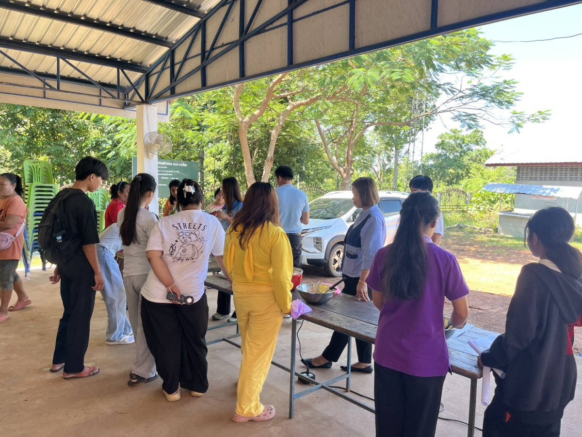 องค์การบริหารส่วนตำบลนาเลียง ในวันที่ 10 เดือน กันยายน พ.ศ.2568 เวลา 09.00 น. นำโดย นายกองค์การบริหารส่วนตำบลนาเลียง และงานพัฒนาสังคมองค์การบริหารส่วนตำบลนาเลียง ได้ดำเนินตามโครงการศึกษาดูงานการจัดการการเรียนรู้ที่ยืดหยุ่นเพื่อสร้างพื้นที่ปลอดภัยสำหรับการพัฒนากลุ่มเด็กและเยาวชนนอกระบบการศึกษา จัดกิจกรรม การทำยาหม่องสมุนไพร ณ อาคารอเนกประสงค์องค์การบริหารส่วนตำบลนาเลียง อำเภอนาแก จังหวัดนครพนม #องค์การบริหารส่วนตำบลนาเลียง #งานพัฒนาสังคม อบต.นาเลียง