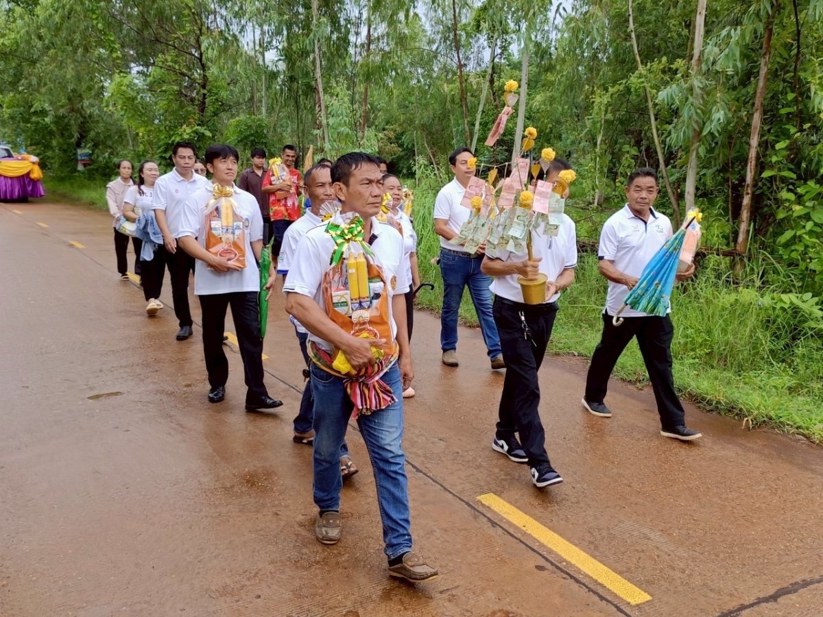 โครงการแห่เทียนเข้าพรรษาตำบลนาเลียง ประจำปี 2568 วันพุธ ที่ 9 กรกฎาคม พ.ศ. 2568 เวลา 09.00 น. องค์การบริหารส่วนตำบลนาเลียงร่วมกับหน่วยงานราชการ กำนัน ผู้ใหญ่บ้าน พ่อค้า ประชาชน ชาวตำบลนาเลียง ร่วมจัดโครงการแห่เทียนเข้าพรรษาตำบลนาเลียงประจำปี 2568 ขึ้น เพื่อส่งเสริมประเพณีอันดีงามของชาติ อนุรักษ์ สืบทอดวัฒนธรรมและขนบธรรมเนียมประเพณี ส่งเสริมกิจกรรมทางพระพุทธศาสนา และเพื่อสร้างความสามัคคีในสังคมและชุมชน นำโดย นายสุรชาติ บริโป นายกองค์การบริหารส่วนตำบลนาเลียง พร้อมด้วยสมาชิกสภาองค์การบริหารส่วนตำบลนาเลียง คณะผู้บริหาร ผู้นำท้องถิ่นท้องที่ หัวหน้าส่วนราชการ หน่วยงานภาครัฐและภาคเอกชน คณะครูและนักเรียนจากโรงเรียนบ้านนาเลียง และประชาชนตำบลนาเลียง เริ่มจากโรงเรียนบ้านนาเลียงเดินขบวนแห่เทียนพรรษาไปยังที่วัดโพธิ์เจริญหมู่ที่ 1 ตำบลนาเลียง อำเภอนาแก จังหวัด